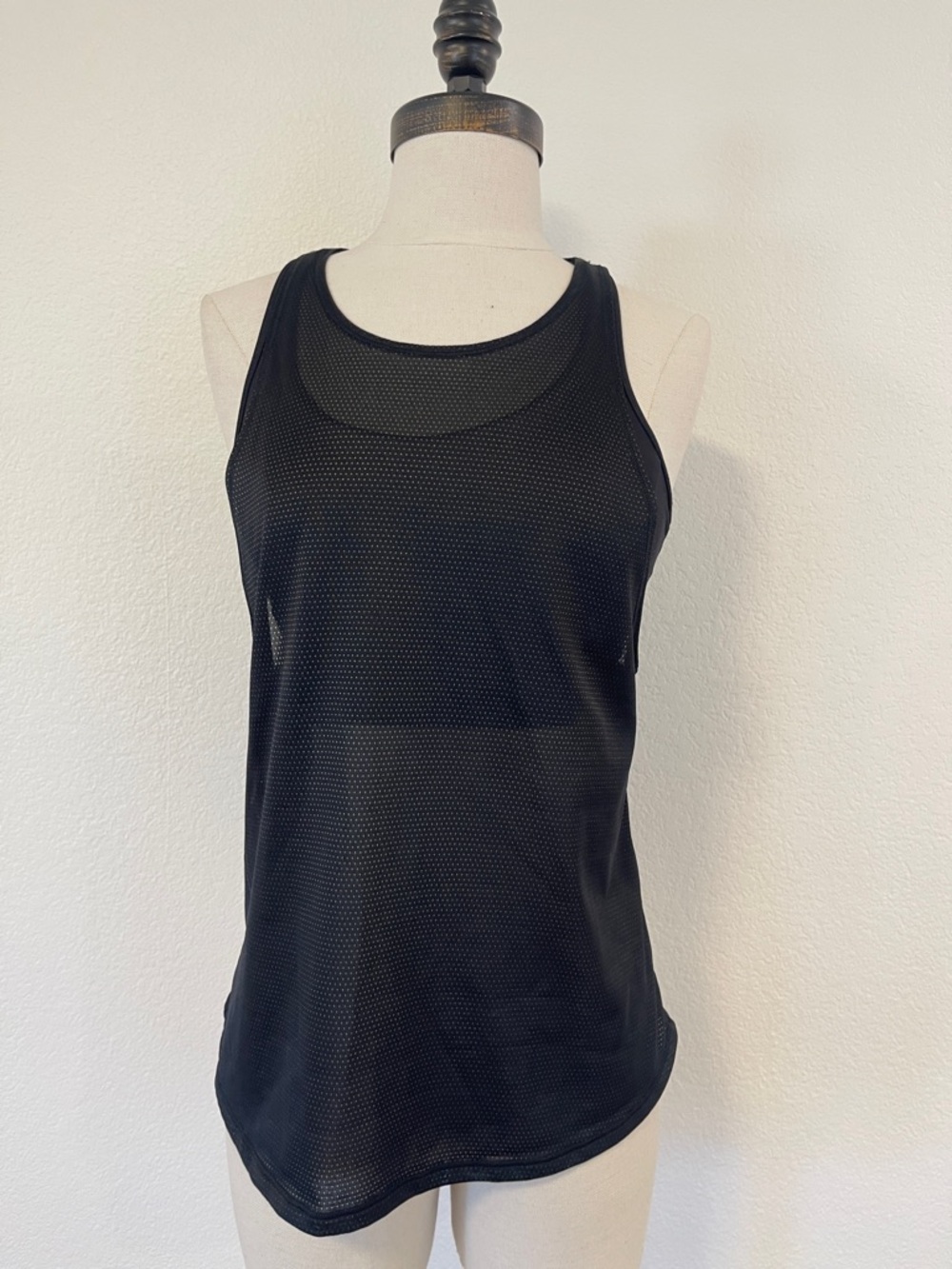 lululemon Womens Black Mesh Tank Top w Build in Sports Bra Racer Back Size 4